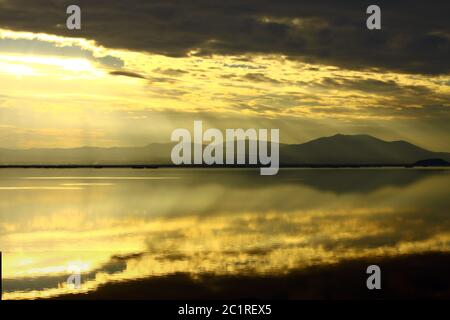 Schöner Sonnenuntergang mit seiner Reflexion am Karla See, Zentral Griechenland Stockfoto