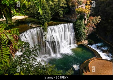 Luftaufnahme zum Pliva Wasserfall in Jajce, Bosnien und Herzegowina Stockfoto