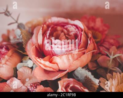 Schöne Blumenstrauß Vintage-Stil. Nahaufnahme von künstlichen roten oder rosa Rosen. Stockfoto