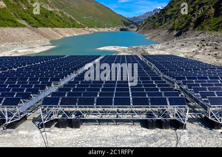 Niedrige Wasserstände beeinträchtigen den Betrieb des ersten schwimmenden alpinen Solarkraftwerks, des Lac des Toules, Bourg-St-Pierre, Wallis, Schweiz Stockfoto