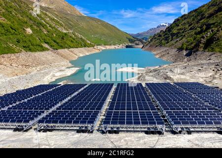 Niedrige Wasserstände beeinträchtigen den Betrieb des ersten schwimmenden alpinen Solarkraftwerks, des Lac des Toules, Bourg-St-Pierre, Wallis, Schweiz Stockfoto