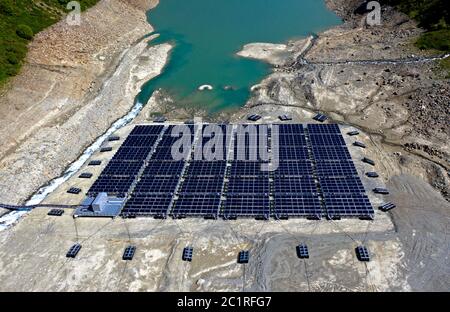 Niedrige Wasserstände beeinträchtigen den Betrieb des ersten schwimmenden alpinen Solarkraftwerks, des Lac des Toules, Bourg-St-Pierre, Wallis, Schweiz Stockfoto