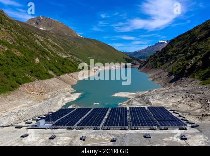 Niedrige Wasserstände beeinträchtigen den Betrieb des ersten schwimmenden alpinen Solarkraftwerks, des Lac des Toules, Bourg-St-Pierre, Wallis, Schweiz Stockfoto