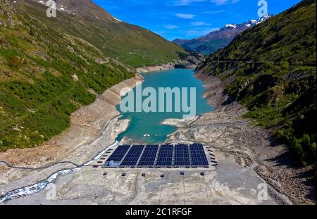 Niedrige Wasserstände beeinträchtigen den Betrieb des ersten schwimmenden alpinen Solarkraftwerks, des Lac des Toules, Bourg-St-Pierre, Wallis, Schweiz Stockfoto