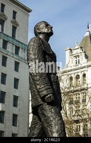 Öffentliches Denkmal des militärischen Kommandanten Lord Portal von Hungerford. Chef des Luftstabes während des Zweiten Weltkriegs und leitete Bomber Command. Statue auf Disp Stockfoto