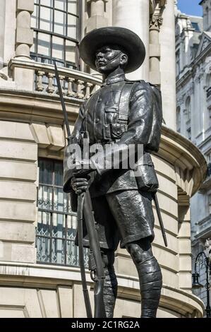 Bronzestatue eines Gurkha-Soldaten, Denkmal für die Nepalesen, die für die britische Armee kämpfen. Verteidigungsministerium, Westminster, London. Öffentliches Denkmal o Stockfoto