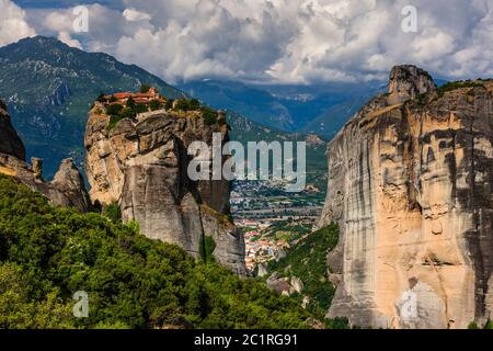 Meteora, Heiliger Dreifaltigkeitskloster, Agia Triada, auf enormen Spalten des Felsens, ehrfürchtige natürliche Felsformation, Kalabaka, Thessaly, Griechenland, Europa Stockfoto