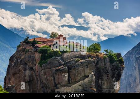 Meteora, Heiliger Dreifaltigkeitskloster, Agia Triada, auf enormen Spalten des Felsens, ehrfürchtige natürliche Felsformation, Kalabaka, Thessaly, Griechenland, Europa Stockfoto