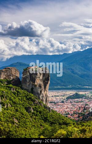 Meteora, Heiliger Dreifaltigkeitskloster, Agia Triada, auf enormen Spalten des Felsens, ehrfürchtige natürliche Felsformation, Kalabaka, Thessaly, Griechenland, Europa Stockfoto