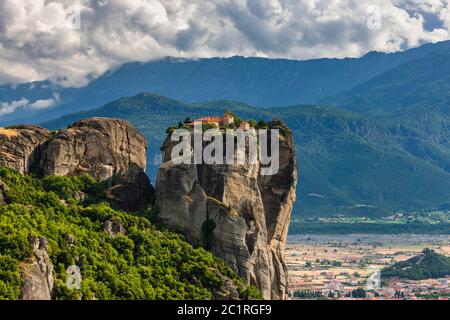 Meteora, Heiliger Dreifaltigkeitskloster, Agia Triada, auf enormen Spalten des Felsens, ehrfürchtige natürliche Felsformation, Kalabaka, Thessaly, Griechenland, Europa Stockfoto