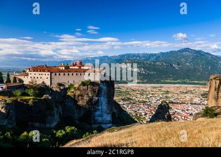 Meteora, Kloster des heiligen Stephanus, Agios Stefanos, auf enormem Felsen, ehrfürchtige natürliche Felsformation, Kalabaka, Thessaly, Griechenland, Europa Stockfoto