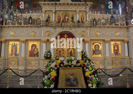 PJATIGORSK, RUSSLAND - 25. DEZEMBER 2018: Innenraum der Spasski Kathedrale. Gegründet 1845 Stockfoto