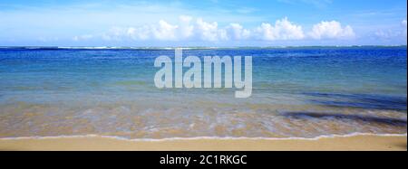 Karibisches Meer und blauer Himmel. Reisehintergrund. Stockfoto