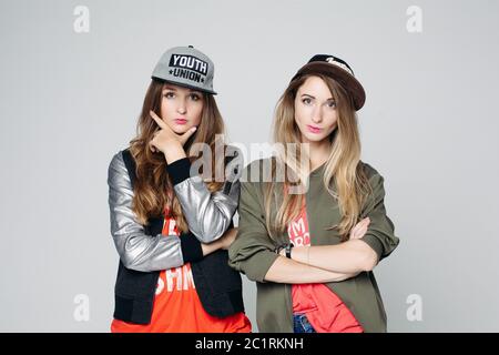 Porträt von zwei bestfriends hipster Mädchen an Kamera schaut. Stockfoto