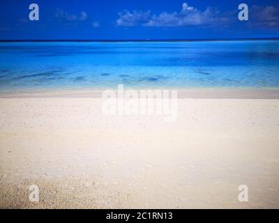 Tropischer Strand der Malediven mit weißem Sand und blauem Himmel. Stockfoto