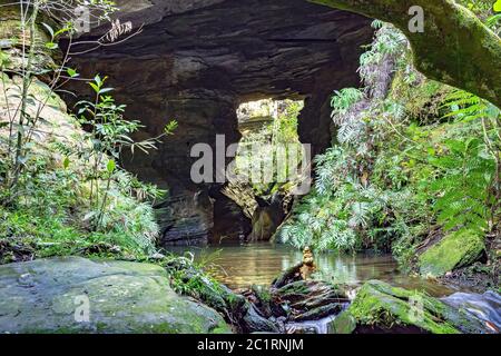 Höhleninneren mit kleinem Fluss und See Stockfoto