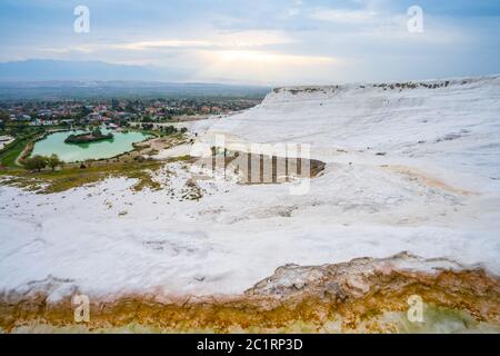 Panoramablick auf Travertin-Terrassen bei Pamukkale in Denizli, Türkei Stockfoto