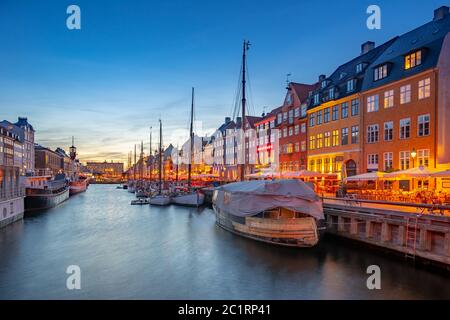 Kopenhagen Stadt bei Nacht mit Blick auf Nyhavn in Dänemark Stockfoto