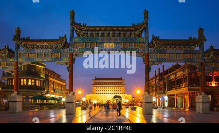 Peking Qianmen Straße bei Nacht in Peking, China Stockfoto