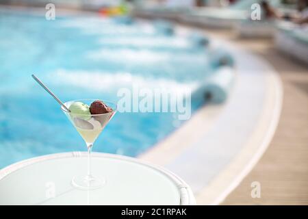Eis oder Eis in Kristallschale Stockfoto