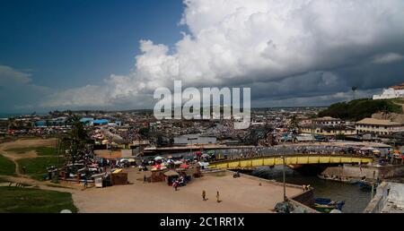 Luftaufnahme zur Festung Coenraadsburg vom Dach des Schlosses Elmina, Ghana Stockfoto