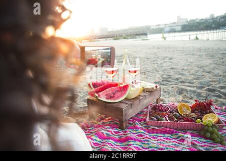 Frau im Sommerpark mit grünen Handy bei Picknick Stockfoto