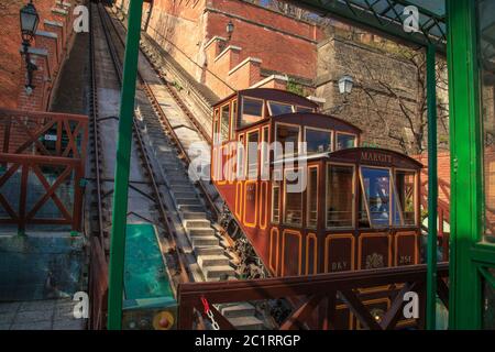 Budapest, Ungarn, März 22 2018: Budapest Schlossberg Standseilbahn. Ungarn. An der letzten Haltestelle befinden sich alte Wagen Stockfoto