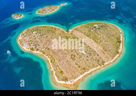 Kroatien, schöne Küste an der Adria, romantische herzförmige Insel Galesnjak im türkisfarbenen Meer in Murter Archipel, Luftaufnahme von DR Stockfoto