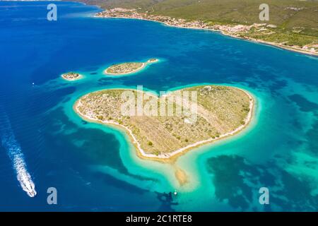 Kroatien, schöne Küste an der Adria, romantische herzförmige Insel Galesnjak im türkisfarbenen Meer in Murter Archipel, Luftaufnahme von DR Stockfoto