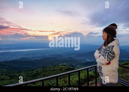 Frau Touristen beobachten den Sonnenaufgang Stockfoto