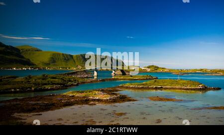 Panorama-Landschaft Blick auf Fredvang Brücke, Torvoya und Buoya Inseln und Hovdanvika Bucht, Lofoten, Norwegen Stockfoto