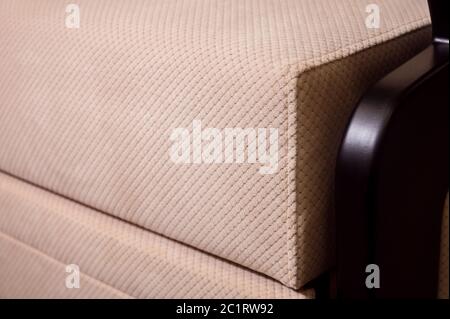 Nahaufnahme Griff Armlehne Textil beige Sofa. Neue Möbel. Geringe Schärfentiefe Stockfoto