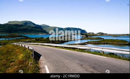 Panorama-Landschaft Blick auf Fredvang Brücke, Torvoya und Buoya Inseln und Hovdanvika Bucht, Lofoten, Norwegen Stockfoto