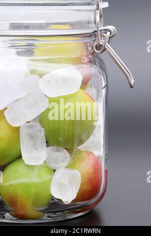 Japanische hausgemachte ume Obst Gurken im Glas Stockfoto