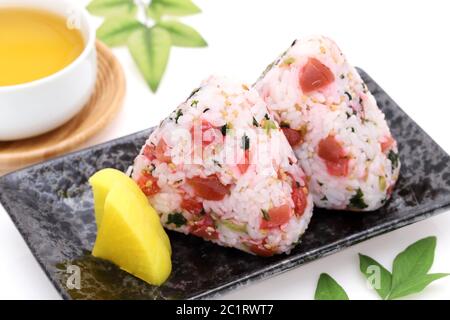 Onigiri, Japanisch essen, Reis, Reis Dreieck mit umeboshi Shirasu Stockfoto