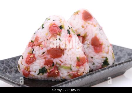 Onigiri, Japanisch essen, Reis, Reis Dreieck mit umeboshi Shirasu Stockfoto