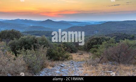 Sonnenaufgang über Cevennen in der Nähe von Monoblet, Royal, Südfrankreich. Stockfoto