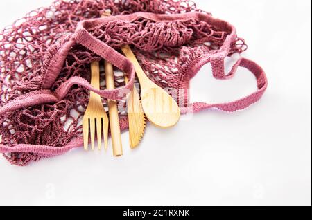 Markttasche aus Mesh mit Bambusbesteck. Kunststofffreies Konzept. Stockfoto