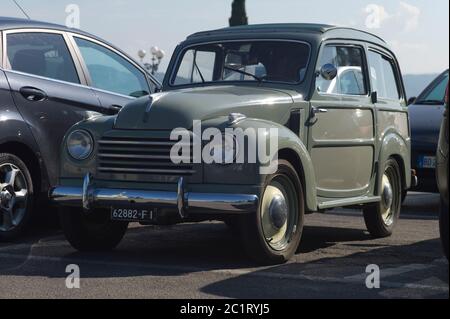 Fiat 500C 'Topolino' Giardiniera Station Wagon auf einem Parkplatz in Florenz, Italien Stockfoto