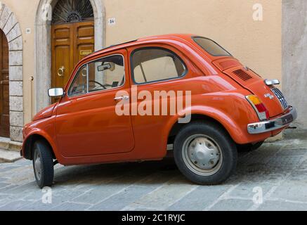 Ein alter roter Fiat 500, der in einer Straße der Stadt Padua, Italien, geparkt ist Stockfoto