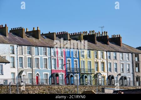 Bunte serielle Häuser in Wales, Großbritannien Stockfoto