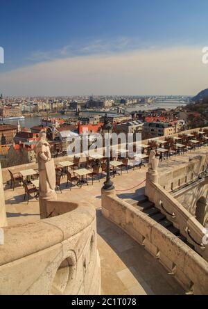 Blick auf die berühmten Budaer Burgfischer über die Donau in Budapest Stockfoto