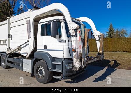 Müllwagen mit Frontlader Stockfoto