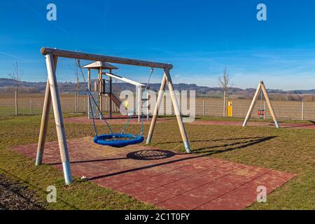 Eingezäunten Spielplatz neben einem Kindergarten Stockfoto