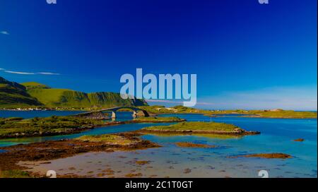 Panorama-Landschaft Blick auf Fredvang Brücke, Torvoya und Buoya Inseln und Hovdanvika Bucht, Lofoten, Norwegen Stockfoto