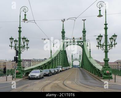 Budapest, Ungarn - 24. März 2018: Die Freiheitsbrücke (Szabadság híd) liegt an der Donau, die Buda und Pest verbindet. Ausnahme Stockfoto