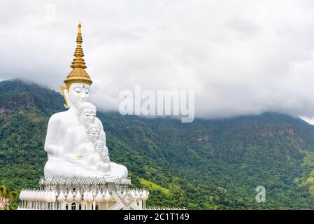 Buddha Statue im Wat Pha Sorn Kaew Stockfoto