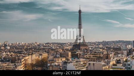 Wunderschöner Panoramablick auf Paris vom Dach des Triumphbogens. Champs Elysees und Eiffelturm Stockfoto