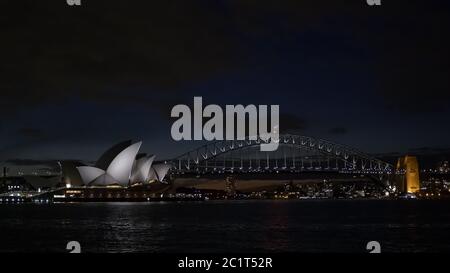 SYDNEY, AUSTRALIEN - 1. JULI 2014: Nacht im hafen von sydney von mrs macquaries Chair Stockfoto