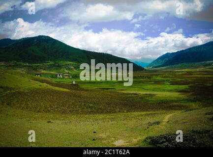 Landschaft der Berge Phobjikha Tal in Bhutan Himalaya Stockfoto